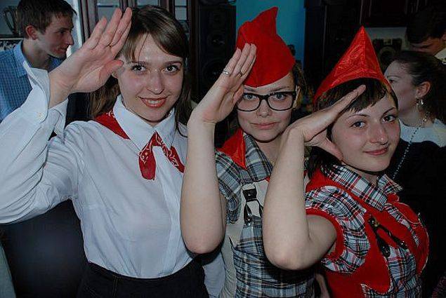 Комсомольский значок запретили, а колбасу “Московскую” на бутерброд можно? Комсомольский значок запретили, а колбасу “Московскую” на бутерброд можно?