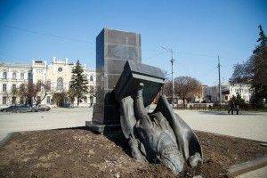Харьковские партизаны пообещали уничтожать сторонников Украины за снесенные памятники Харьковские партизаны пообещали уничтожать сторонников Украины за снесенные памятники