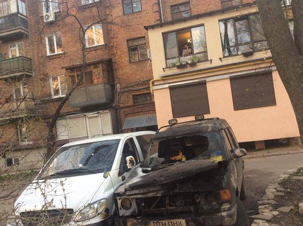 В центре Харькова сожгли камуфлированный джип волонтёра «АТО» В центре Харькова сожгли камуфлированный джип волонтёра «АТО»