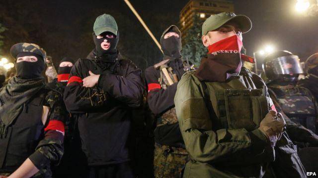 СБУ и Правый сектор взяли штурмом квартиру оппозиционного журналиста. Идет обыск СБУ и Правый сектор взяли штурмом квартиру оппозиционного журналиста. Идет обыск