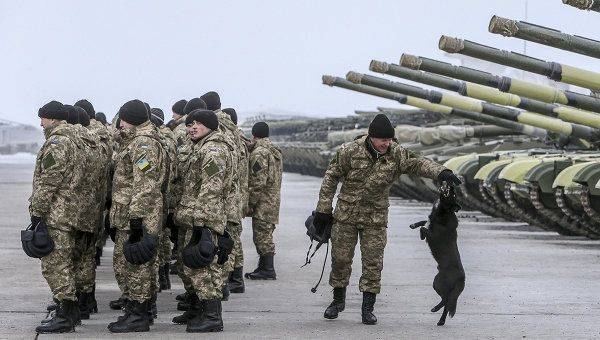 Боец ВСУ "Уралом" раздавил автомобиль жителя Северодонецка. ВИДЕО Боец ВСУ "Уралом" раздавил автомобиль жителя Северодонецка. ВИДЕО