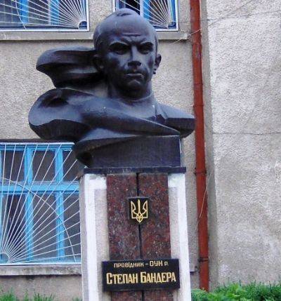 Степан Бандера: "Сознательный украинец обязан быть тупым и дебильным" Степан Бандера: "Сознательный украинец обязан быть тупым и дебильным"