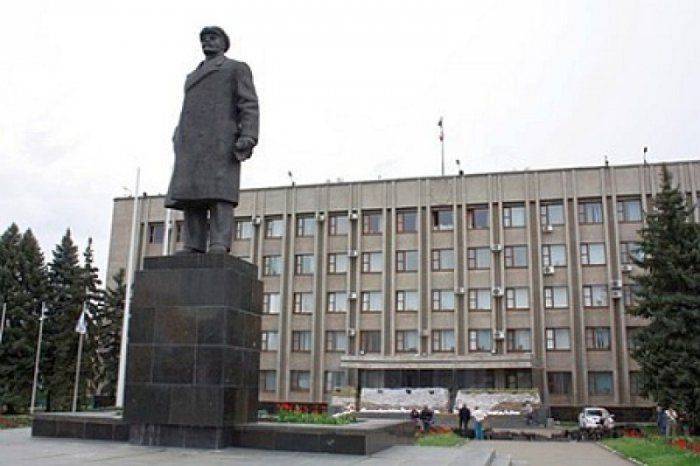 В Славянске пытались повалить памятник Ленину В Славянске пытались повалить памятник Ленину