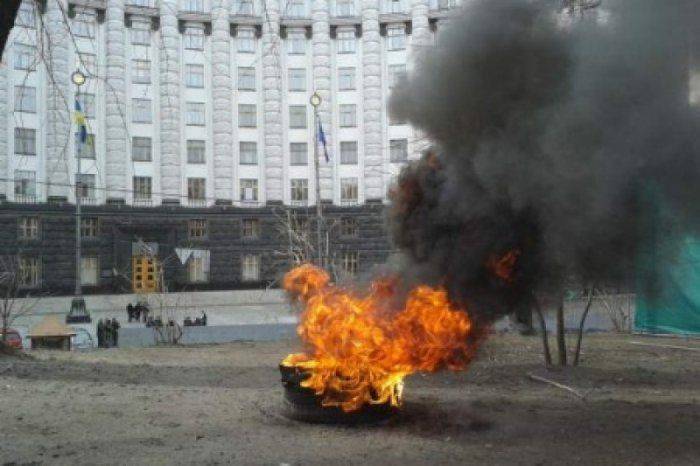 В Киеве запахло горелыми покрышками В Киеве запахло горелыми покрышками