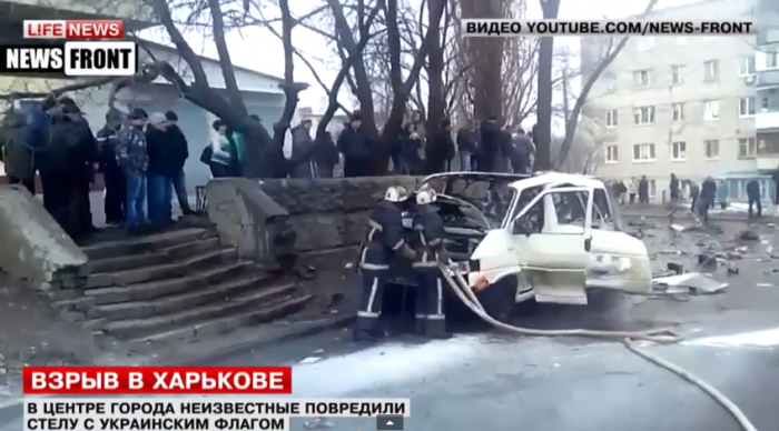 В центре Харькова подорвали стелу с украинским флагом В центре Харькова подорвали стелу с украинским флагом