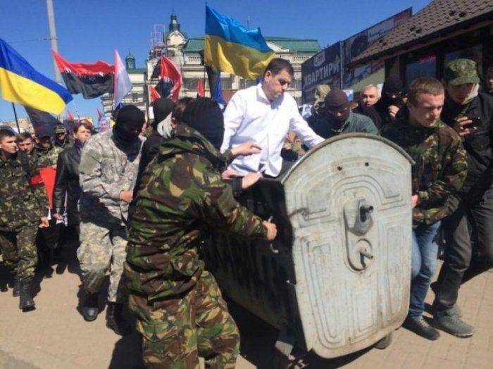Цэевропа: руководителя Главного управления юстиции Ивано-Франковщины катают по городу в мусорном баке  Цэевропа: руководителя Главного управления юстиции Ивано-Франковщины катают по городу в мусорном баке