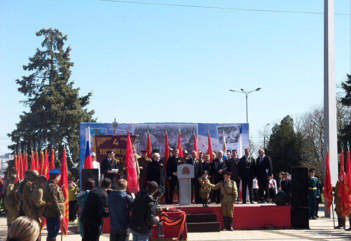 Керчь празднует годовщину освобождения от немецко-фашистских захватчиков Керчь празднует годовщину освобождения от немецко-фашистских захватчиков