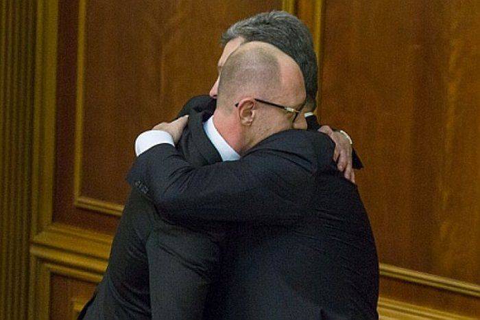 «Пасхальный заяц: Яценюка хотят съесть две дамы «Пасхальный заяц: Яценюка хотят съесть две дамы