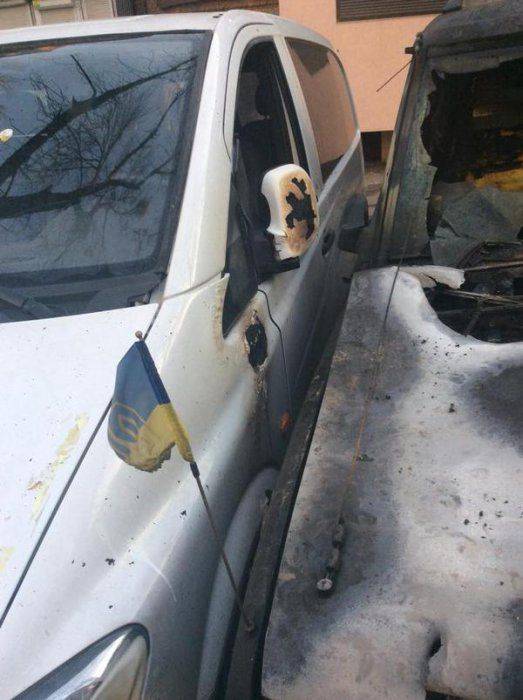 В центре Харькова сожгли камуфлированный джип волонтёра «АТО» В центре Харькова сожгли камуфлированный джип волонтёра «АТО»