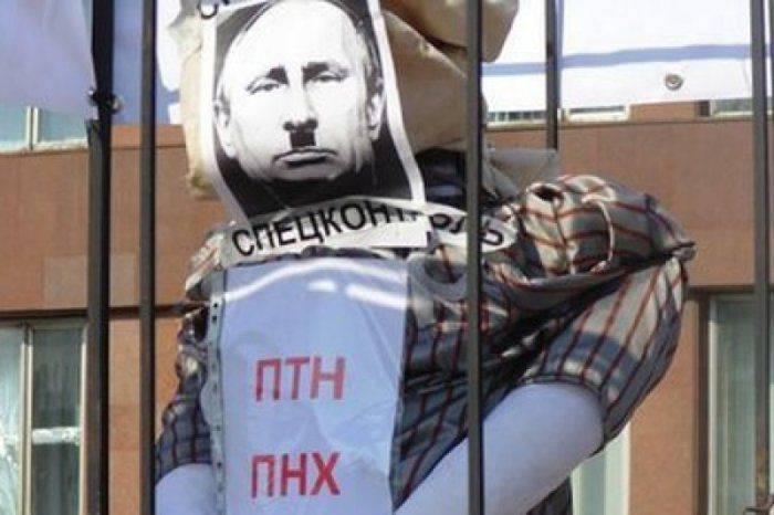В Запорожье расстреляли чучело Путина в клетке В Запорожье расстреляли чучело Путина в клетке