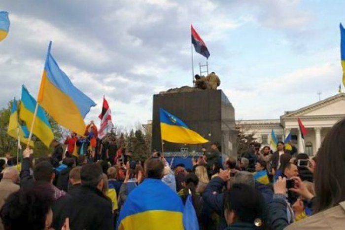 Убийство Бузины в Краматорске отметили сносом памятника Ленину Убийство Бузины в Краматорске отметили сносом памятника Ленину