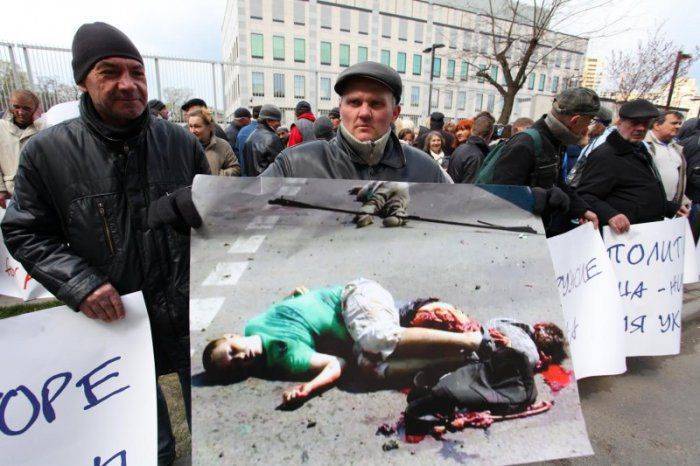 В Киеве возле посольства США прошел митинг протеста: Позор! Ганьба! Shame!  В Киеве возле посольства США прошел митинг протеста: Позор! Ганьба! Shame!