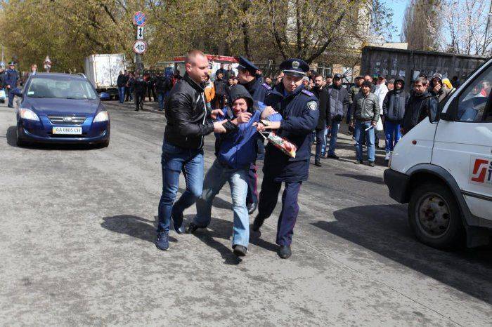 В Киеве возле посольства США прошел митинг протеста: Позор! Ганьба! Shame!  В Киеве возле посольства США прошел митинг протеста: Позор! Ганьба! Shame!