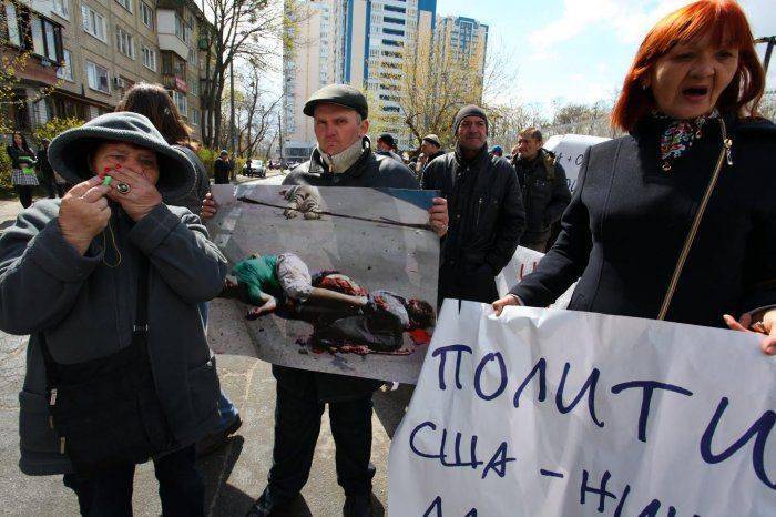В Киеве возле посольства США прошел митинг протеста: Позор! Ганьба! Shame!  В Киеве возле посольства США прошел митинг протеста: Позор! Ганьба! Shame!