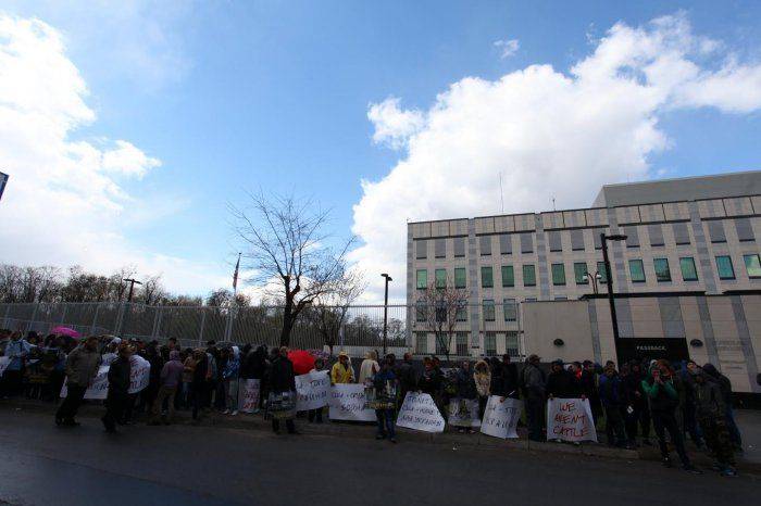 В Киеве возле посольства США прошел митинг протеста: Позор! Ганьба! Shame!  В Киеве возле посольства США прошел митинг протеста: Позор! Ганьба! Shame!