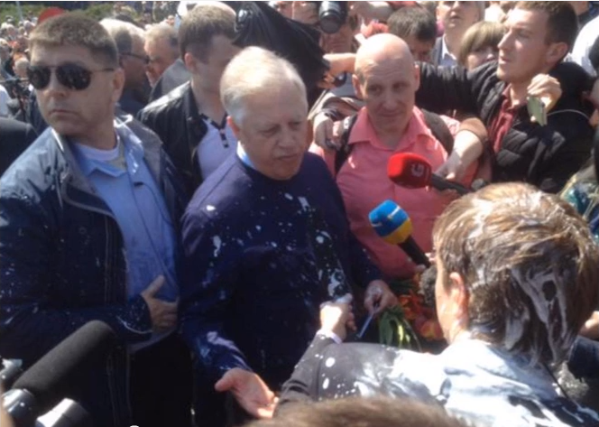 Лидера Компартии Симоненко облили кефиром на митинге КПУ Лидера Компартии Симоненко облили кефиром на митинге КПУ