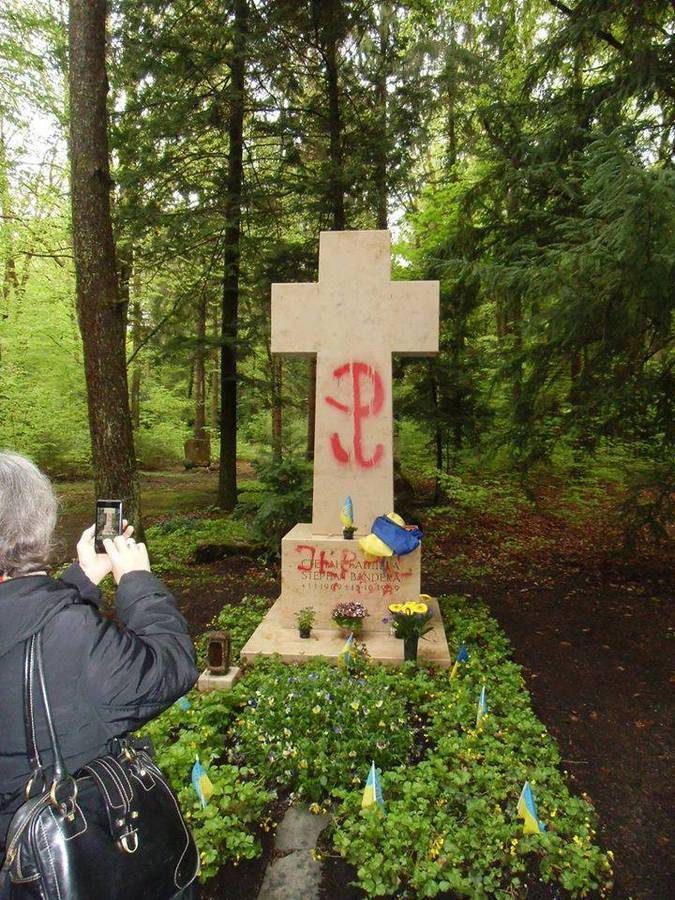 В Мюнхене вновь осквернили могилу Степана Бандеры В Мюнхене вновь осквернили могилу Степана Бандеры