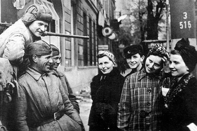 Как жила Германия после Гитлера: денацификация и изнасилованные немки Как жила Германия после Гитлера: денацификация и изнасилованные немки