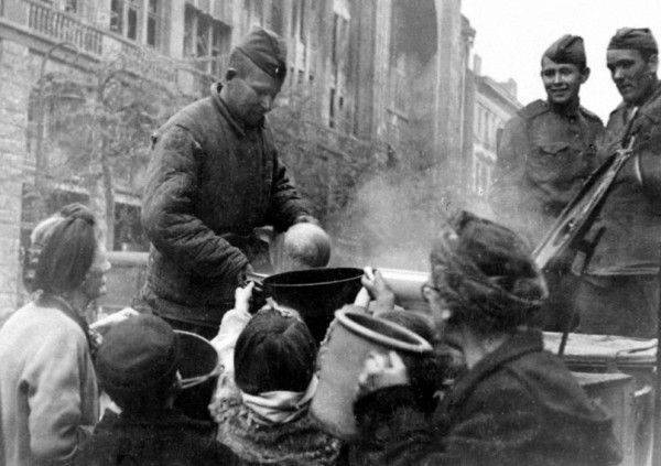 Как жила Германия после Гитлера: денацификация и изнасилованные немки Как жила Германия после Гитлера: денацификация и изнасилованные немки