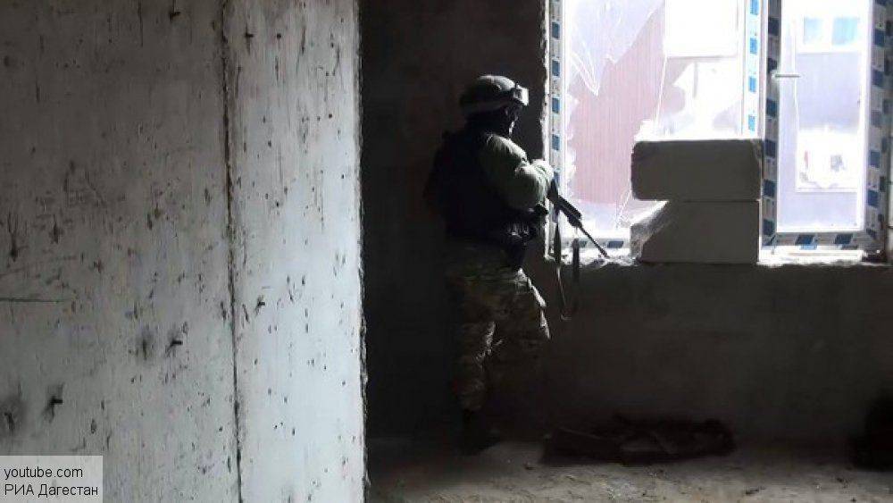 Силовики штурмуют дом с боевиками в Махачкале Силовики штурмуют дом с боевиками в Махачкале