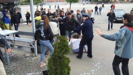 В Харькове на День Победы националисты из-за георгиевской ленточки избили девушку В Харькове на День Победы националисты из-за георгиевской ленточки избили девушку