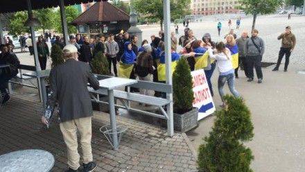 В Харькове на День Победы националисты из-за георгиевской ленточки избили девушку В Харькове на День Победы националисты из-за георгиевской ленточки избили девушку