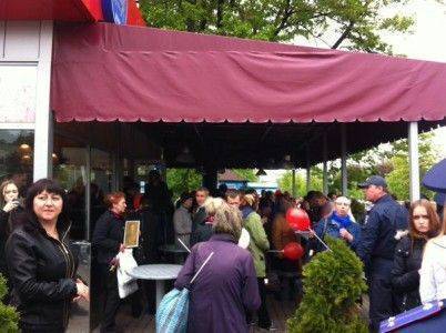В Харькове на День Победы националисты из-за георгиевской ленточки избили девушку В Харькове на День Победы националисты из-за георгиевской ленточки избили девушку