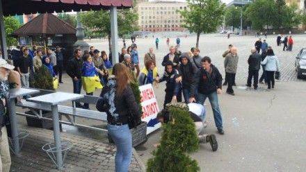 В Харькове на День Победы националисты из-за георгиевской ленточки избили девушку В Харькове на День Победы националисты из-за георгиевской ленточки избили девушку