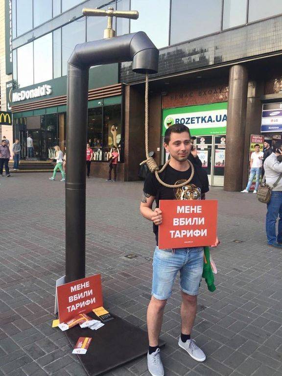 Киевляне вешаются на Майдане из-за роста тарифов Киевляне вешаются на Майдане из-за роста тарифов