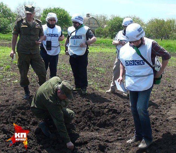 Ополченцы ДНР поймали сотрудников ОБСЕ на шпионаже Ополченцы ДНР поймали сотрудников ОБСЕ на шпионаже