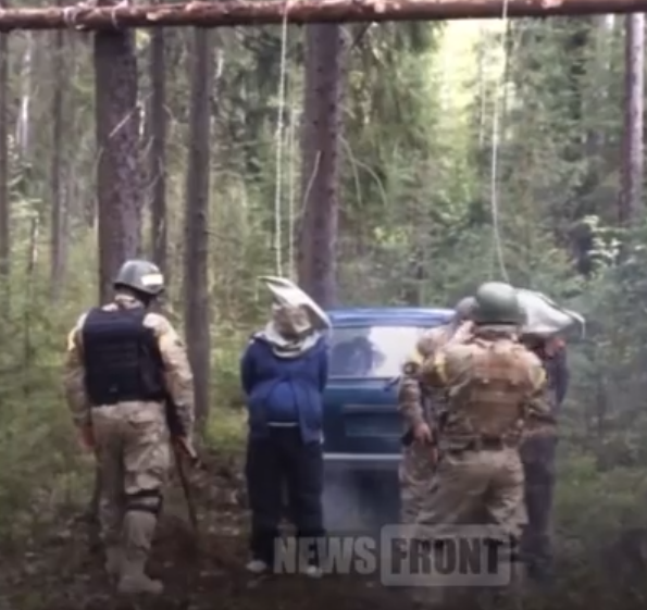 Украинские каратели сняли на видео казнь ополченца и его беременной жены Украинские каратели сняли на видео казнь ополченца и его беременной жены