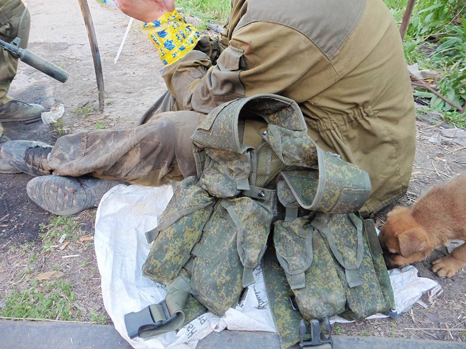 Боевик «Правого сектора» в «Фейсбуке» похвастался фотографиями пленного ополченца с отрезанными пальцами (18+) Боевик «Правого сектора» в «Фейсбуке» похвастался фотографиями пленного ополченца с отрезанными пальцами (18+)