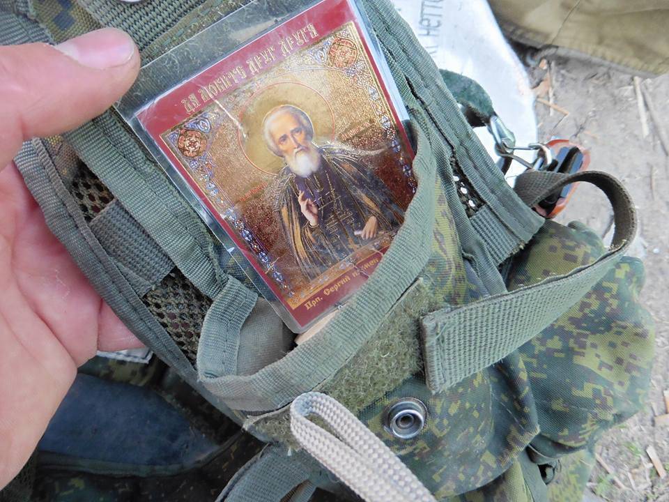 Боевик «Правого сектора» в «Фейсбуке» похвастался фотографиями пленного ополченца с отрезанными пальцами (18+) Боевик «Правого сектора» в «Фейсбуке» похвастался фотографиями пленного ополченца с отрезанными пальцами (18+)