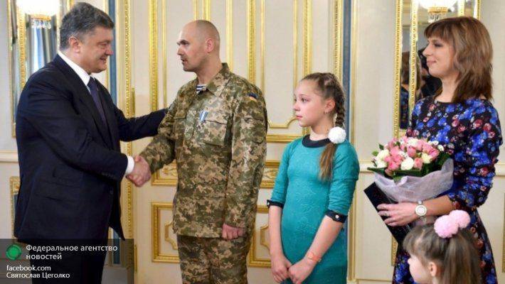 Порошенко заявил освобожденному «киборгу», что «своих не бросает» Порошенко заявил освобожденному «киборгу», что «своих не бросает»