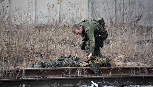 Каратели минируют трупы украинских военных Каратели минируют трупы украинских военных