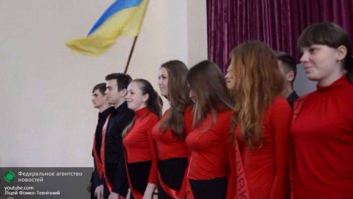 Украинские выпускники через силу спели про Бандеру Украинские выпускники через силу спели про Бандеру