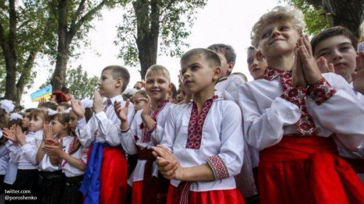 Соратник Порошенко сравнил выпускников школ с отходами червей Соратник Порошенко сравнил выпускников школ с отходами червей