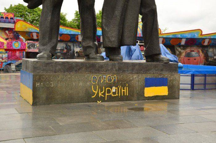 Вандалы надругались над одной из главных достопримечательностей Киева Вандалы надругались над одной из главных достопримечательностей Киева