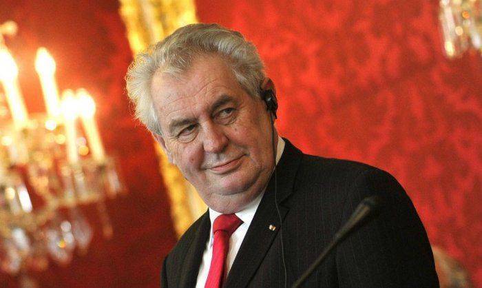 Хватит гадать на ромашке: "приедет, не приедет". Парад Победы не обеднеет Хватит гадать на ромашке: "приедет, не приедет". Парад Победы не обеднеет