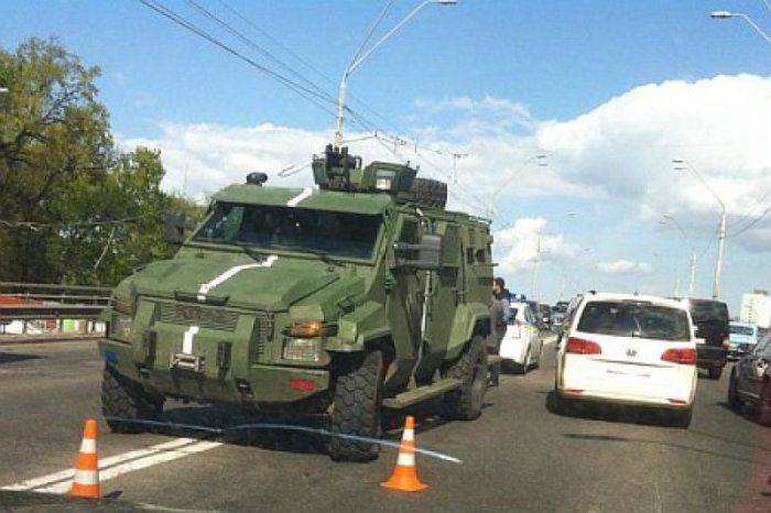 В Киеве «подрезали» БТР: версия пьяного водителя В Киеве «подрезали» БТР: версия пьяного водителя