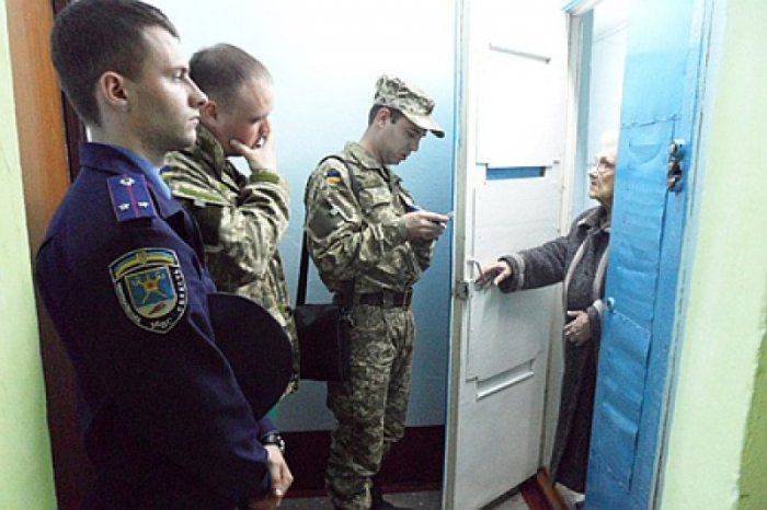 Военкомы маскируются под дворников и слесарей, чтобы отловить призывников   Военкомы маскируются под дворников и слесарей, чтобы отловить призывников