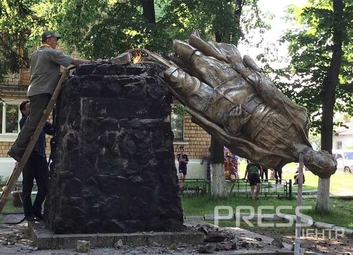 В «колыбели УПА» целое село восстало против сноса памятника Дзержинскому: «Нам бы такого президента!» В «колыбели УПА» целое село восстало против сноса памятника Дзержинскому: «Нам бы такого президента!»