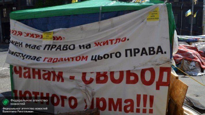 Протестующие активисты начали устанавливать на Майдане палатки Протестующие активисты начали устанавливать на Майдане палатки