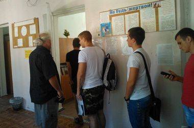 В Одессе студентов заточили в военкомате, пока они не подписали согласие на призыв в армию В Одессе студентов заточили в военкомате, пока они не подписали согласие на призыв в армию