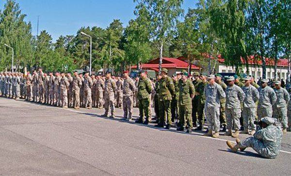 Два россиянина прошли по плацу натовской военной базы "Адажи" (Латвия) с российским триколором Два россиянина прошли по плацу натовской военной базы "Адажи" (Латвия) с российским триколором