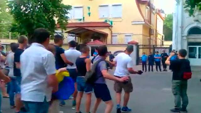 Россия требует, чтобы Украина расследовала нападение на консульство в Харькове Россия требует, чтобы Украина расследовала нападение на консульство в Харькове