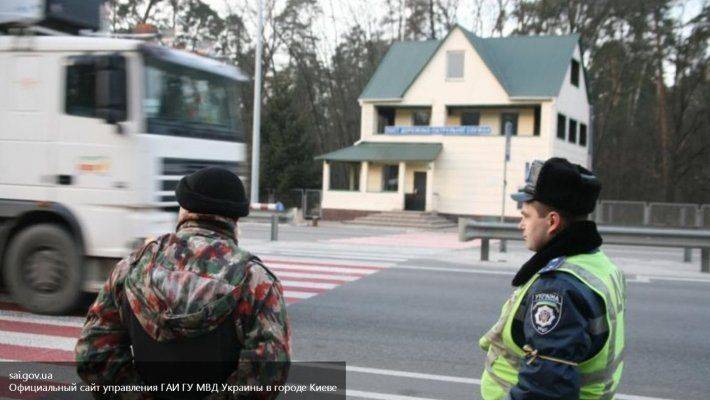 Силовики перекрыли дороги в Донецк Силовики перекрыли дороги в Донецк