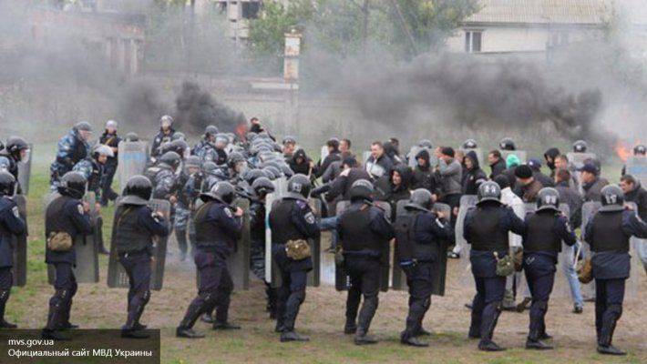 День длинных ножей: в Попасной объявлена охота на «бытовых сепаратистов» День длинных ножей: в Попасной объявлена охота на «бытовых сепаратистов»