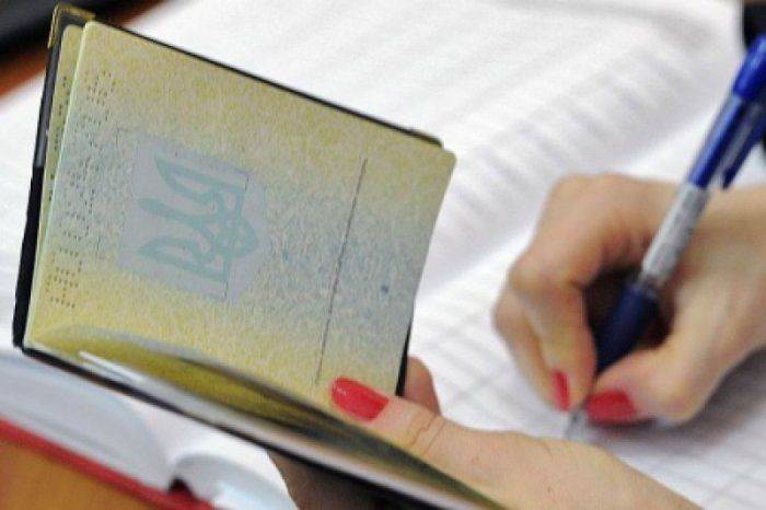 Эмиграция выросла в 14 раз! Украинцы бегут от Яценюка и Порошенко Эмиграция выросла в 14 раз! Украинцы бегут от Яценюка и Порошенко