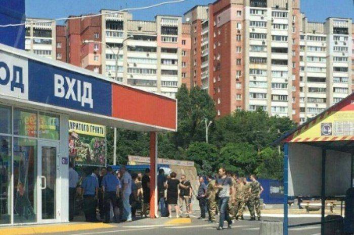 Мобилизация-Днепр: идут облавы в супермаркетах, людей хватают у проходной Южмаша Мобилизация-Днепр: идут облавы в супермаркетах, людей хватают у проходной Южмаша